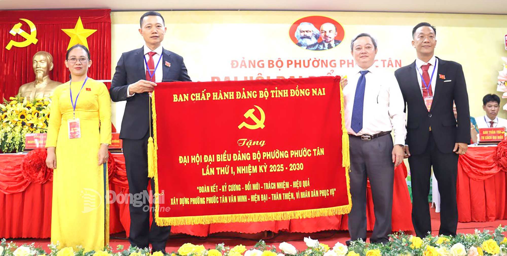Nguyen Minh Hoi, Member of the Standing Committee of the provincial Party Committee, Head of the Dong Nai Provincial Party Committee’s Internal Affairs Commission presents a banner from the Provincial Party Executive Committee to congratulate the congress. Photo: Nguyet Ha