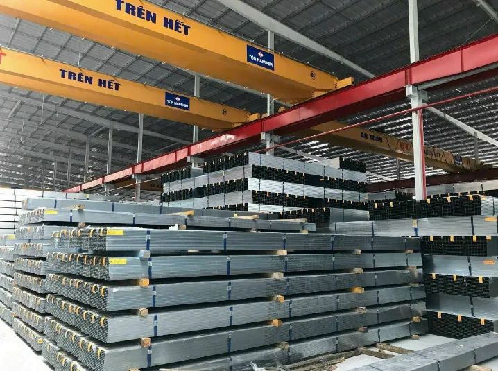 Vận chuyển thép hộp Nam Kim tại kho. Ảnh: Sắt thép Sata