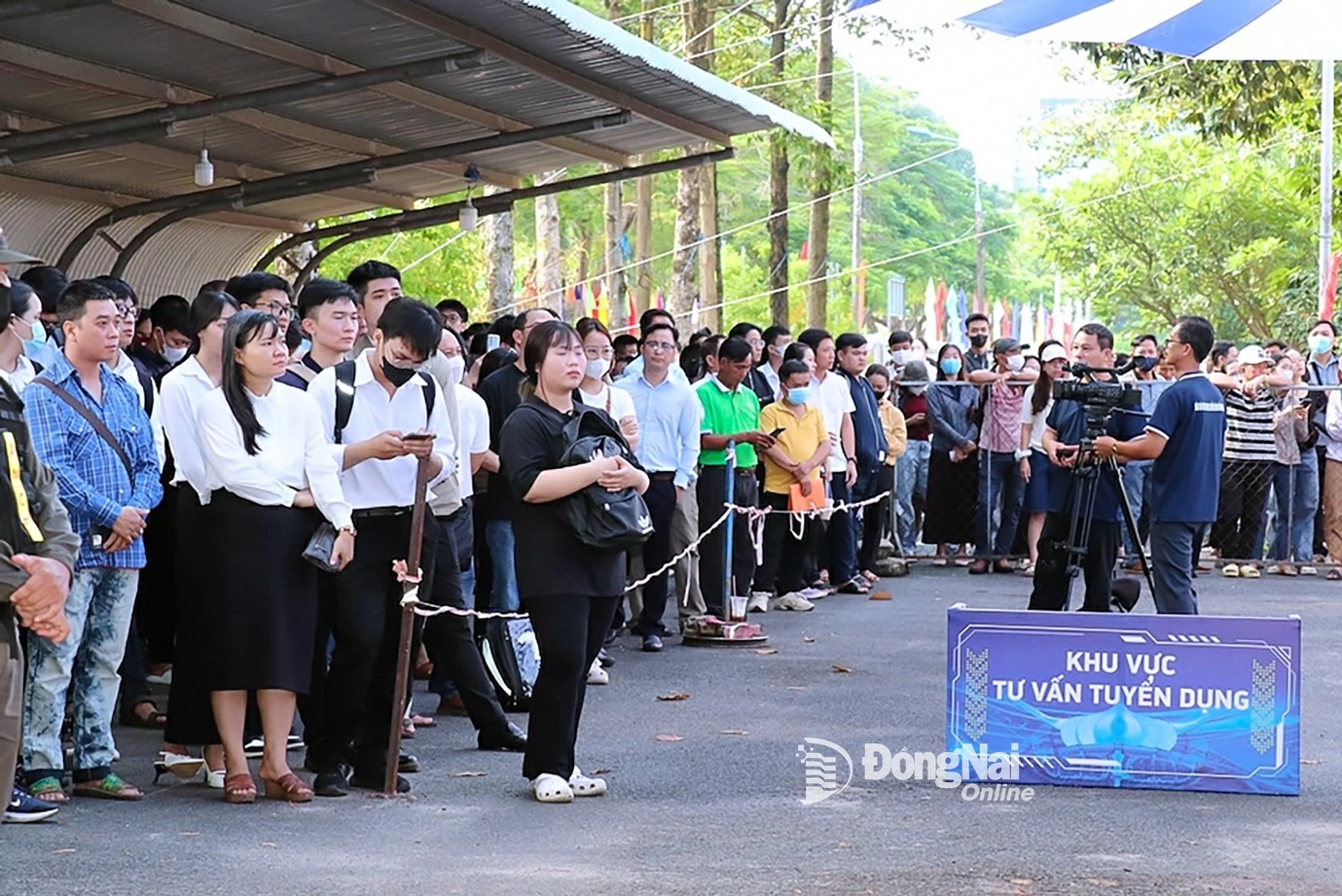 Candidates wait for their turns to check in before attending recruitment interviews. Photo: Hai Yen