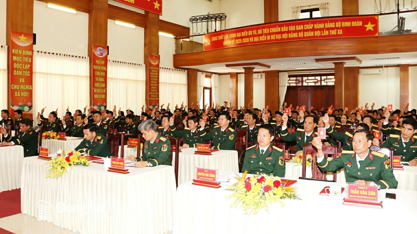 Delegates approve the Congress resolution. Photo: Nhu Nam