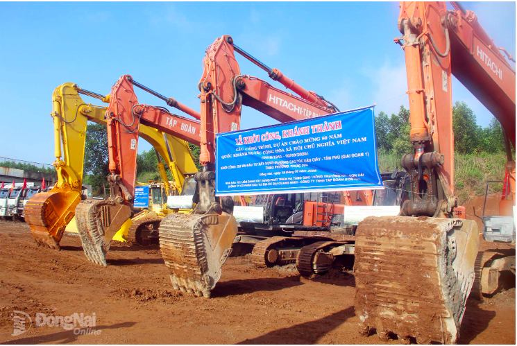 Machinery and equipment ready for the groundbreaking ceremony of the Dau Giay - Tan Phu Expressway Investment and Construction Project (Phase 1). Photo: Hai Quan