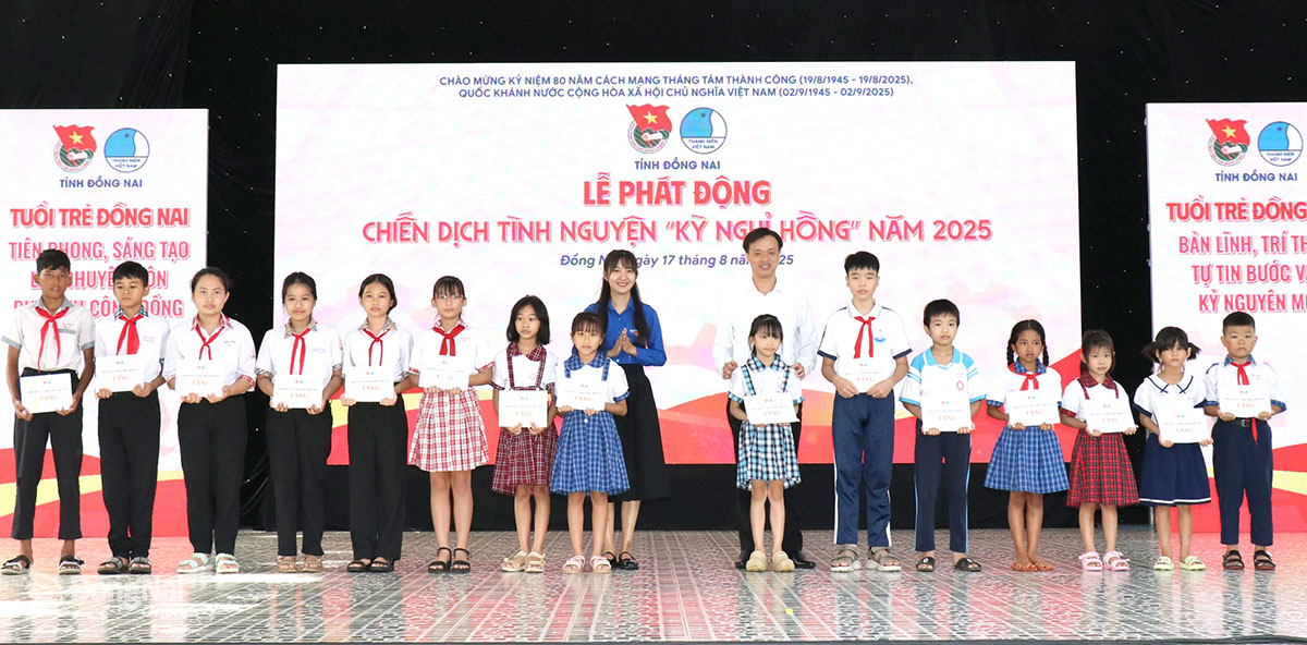 Awarding scholarships to disadvantaged children in Binh Phuoc ward. Photo: Ngoc Huyen