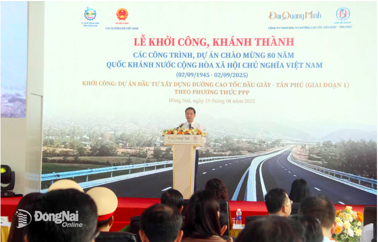 Bui Quang Thai, Director of the Department for Roads of Vietnam (Ministry of Transport) delivers a speech at the ceremony. Photo: Hai Quan