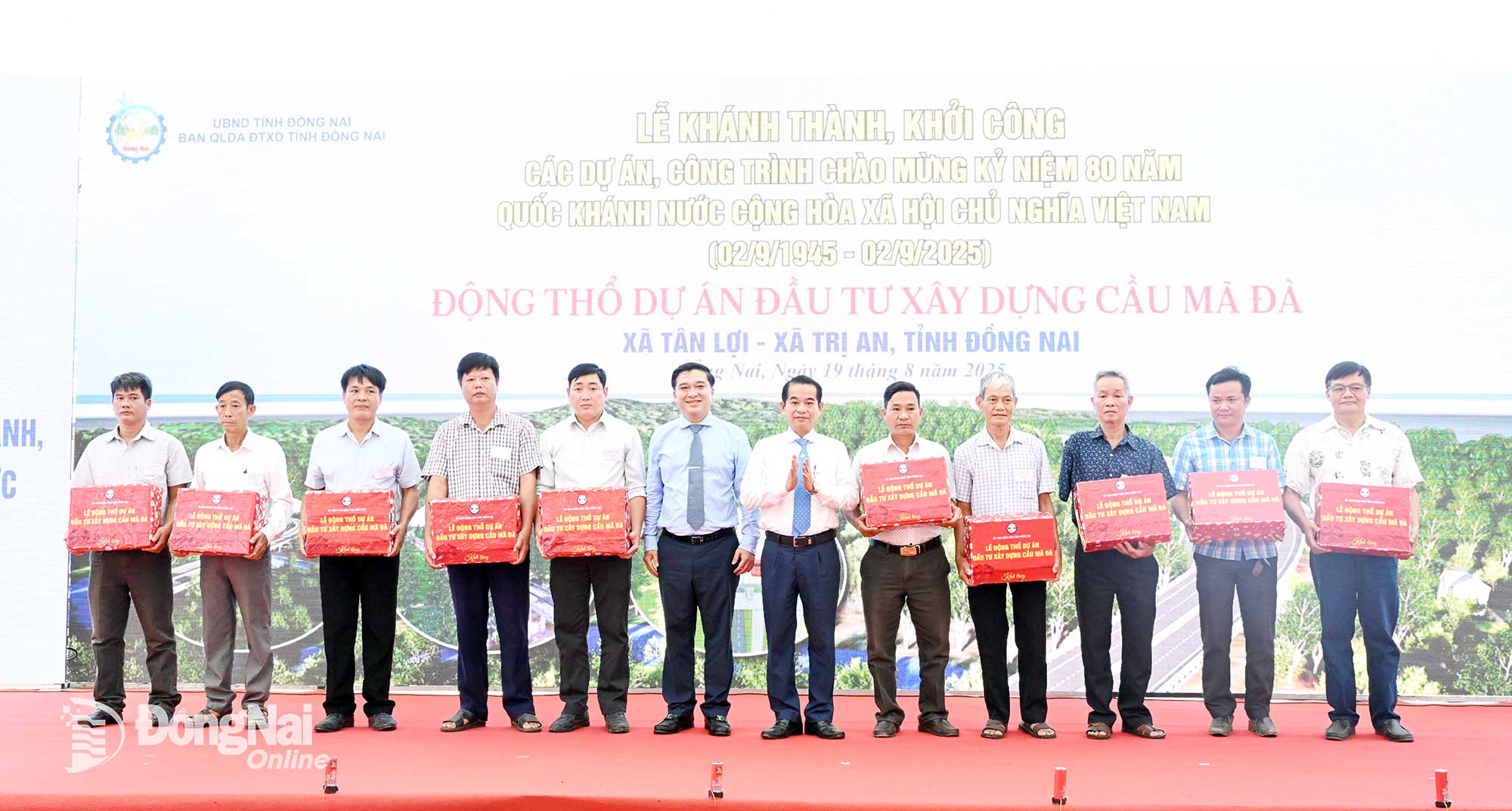 Leaders of Dong Nai Province present gifts to residents of Tri An and Tan Loi communes at the ceremony. Photo: Trung Quang
