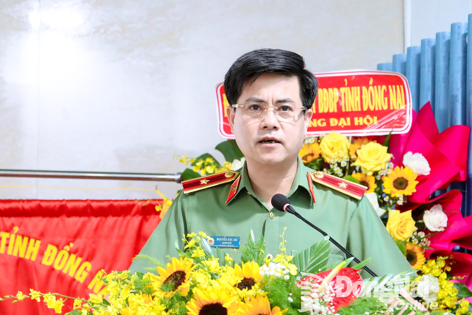 Major General Nguyen Duc Hai, member of the Provincial Party Standing Committee and Director of Dong Nai Provincial Police Department, delivered a speech directing the congress. Photo: Van Doan