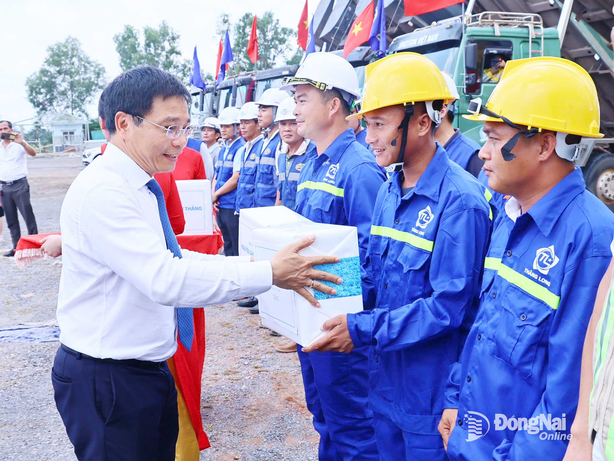 Nguyen Van Thang, Member of the Party Central Committee and Minister of Finance, presents gifts to encourage the construction workers of the project. Photo: Cong Nghia