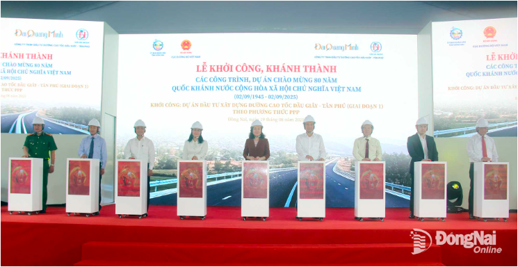Delegates perform the button-pressing rite at the groundbreaking ceremony. Photo: Hai Quan