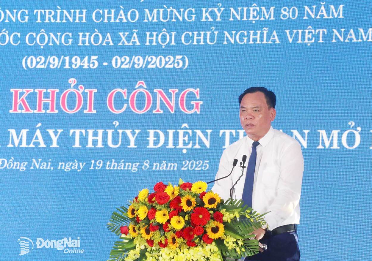 Comrade Vo Tan Duc, Deputy Secretary of the Provincial Party Committee and Chairman of the Provincial People’s Committee, delivers remarks at the groundbreaking ceremony. Photo: Hoang Loc