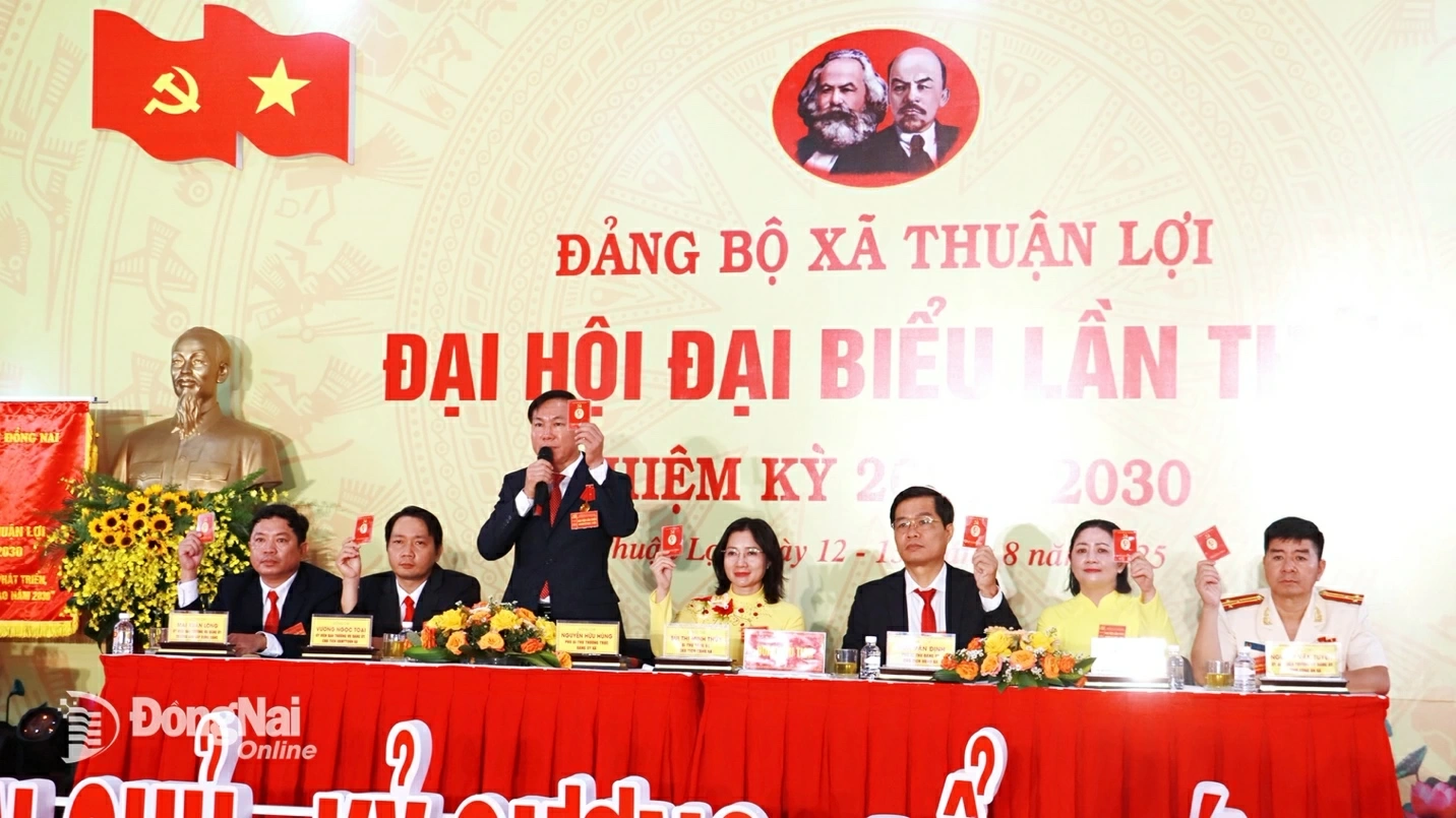 Delegates vote to approve the congressional resolution. Photo: Nhu Nam