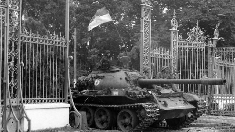 Xe tăng của Lữ đoàn Tăng-Thiết giáp 203, Sư đoàn 304, Quân đoàn 2 tiến vào Dinh Độc Lập, trưa 30-4-1975. Ảnh: Trần Mai Hưởng/TTXVN