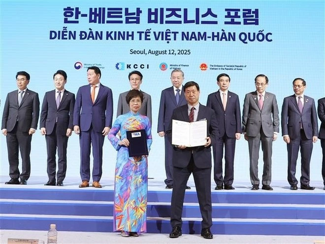 General Director of the Viet Nam News Agency Vu Viet Trang (left), and President and CEO of the Yonhap News Agency Hwang Dae-il exchange a bilateral cooperation agreement for the new period. (Photo: VNA)