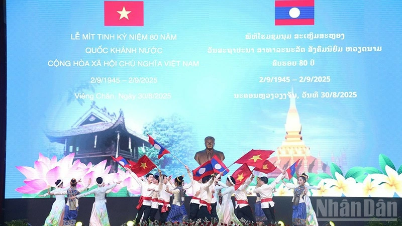 Biểu diễn văn nghệ ca ngợi mối quan hệ Lào-Việt Nam. (Ảnh: Hải Tiến)