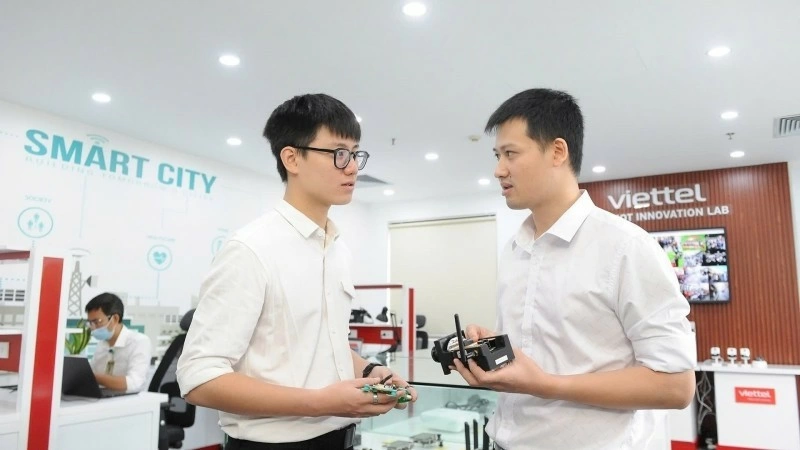 Viettel’s engineers discuss technology solution development. (Photo: NDO)