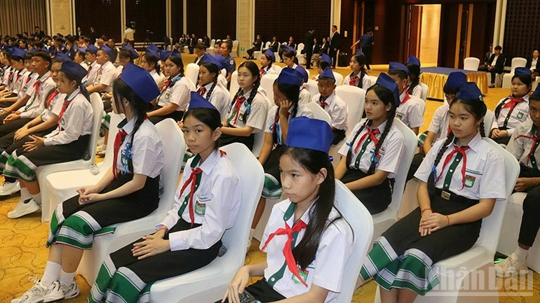 Các em học sinh Lào tham dự buổi lễ.( Ảnh: Hải Tiến)