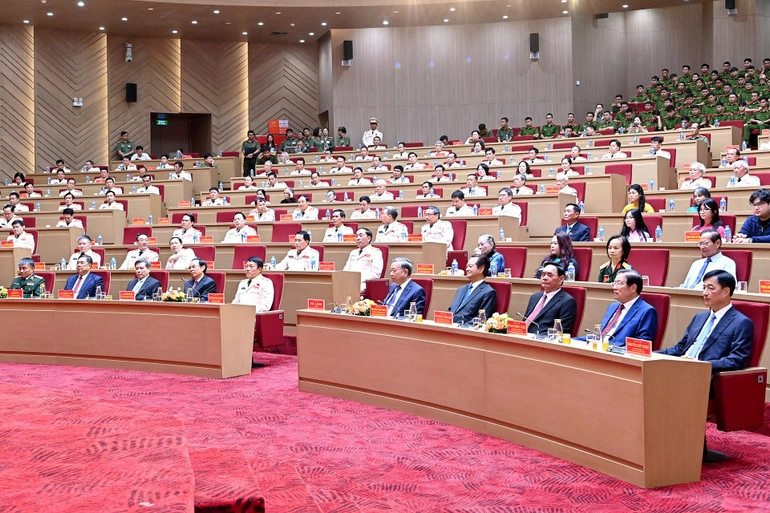 Tổng Bí thư Tô Lâm và các đồng chí lãnh đạo, nguyên lãnh đạo Đảng, Nhà nước, đại diện gia đình cố Bộ trưởng, Thượng tướng Bùi Thiện Ngộ dự lễ truy tặng. Ảnh: Đăng Khoa