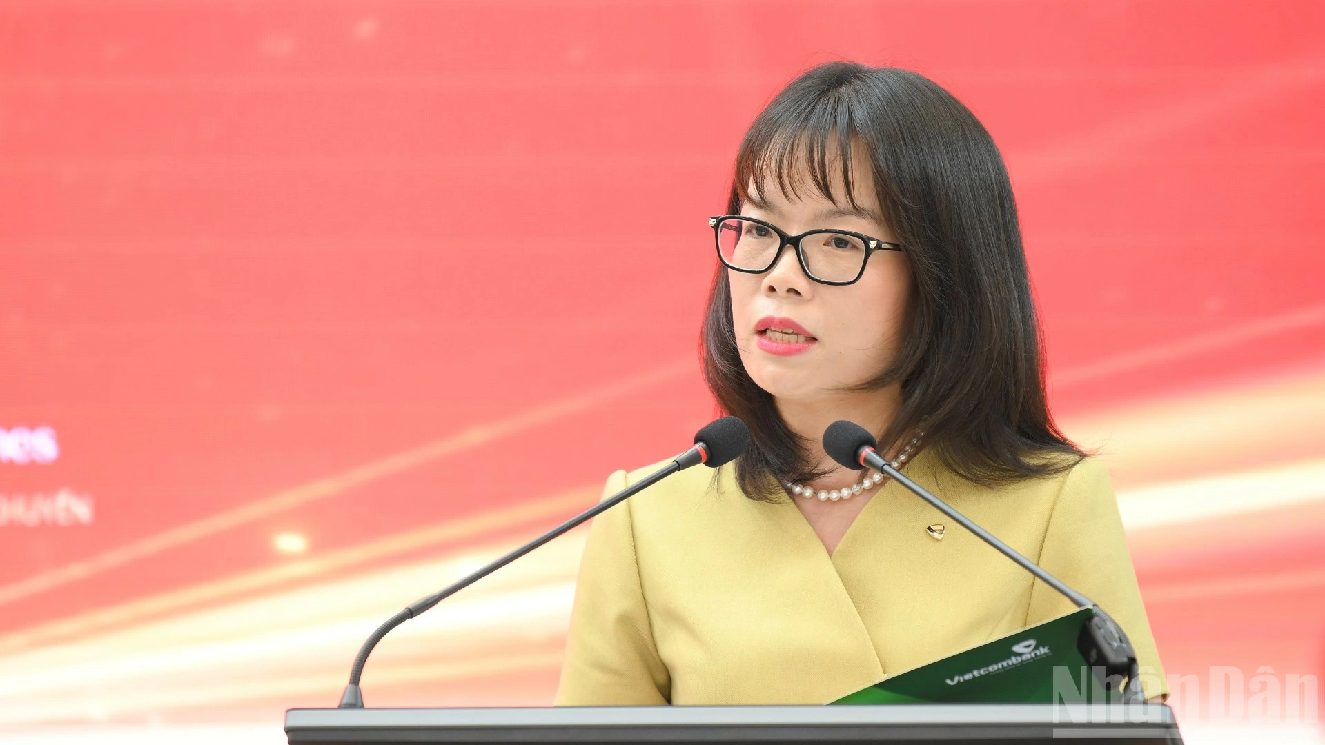 Bà Đoàn Hồng Nhung - Thành viên Ban Điều hành, Giám đốc Khối Bán lẻ, Ngân hàng Vietcombank phát biểu tại buổi họp báo. Ảnh: Thế Đại