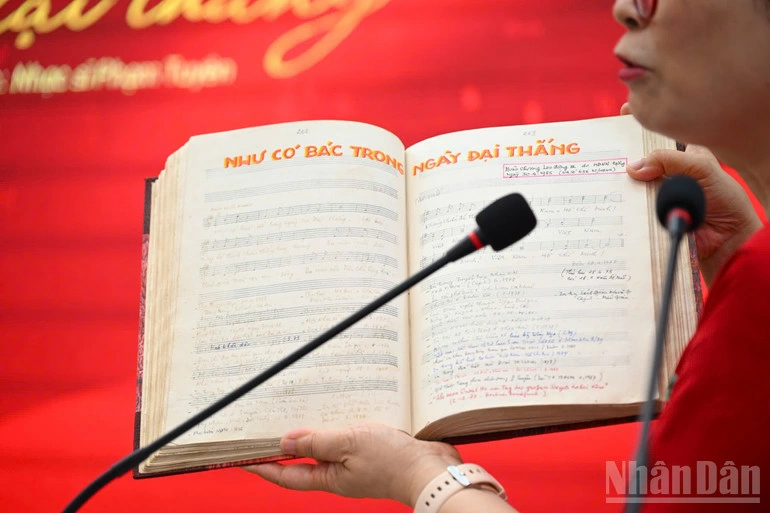 Bài hát Như có Bác trong ngày đại thắng trong cuốn sổ ghi các ca khúc của nhạc sĩ Phạm Tuyên.

