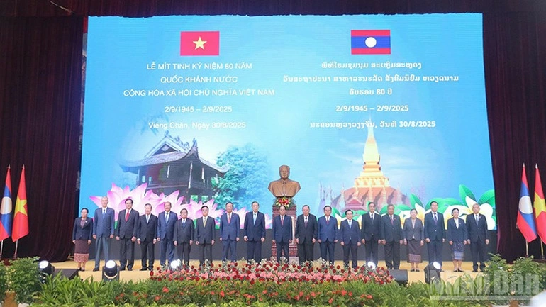 Các đại biểu chụp ảnh lưu niệm. (Ảnh: Hải Tiến)