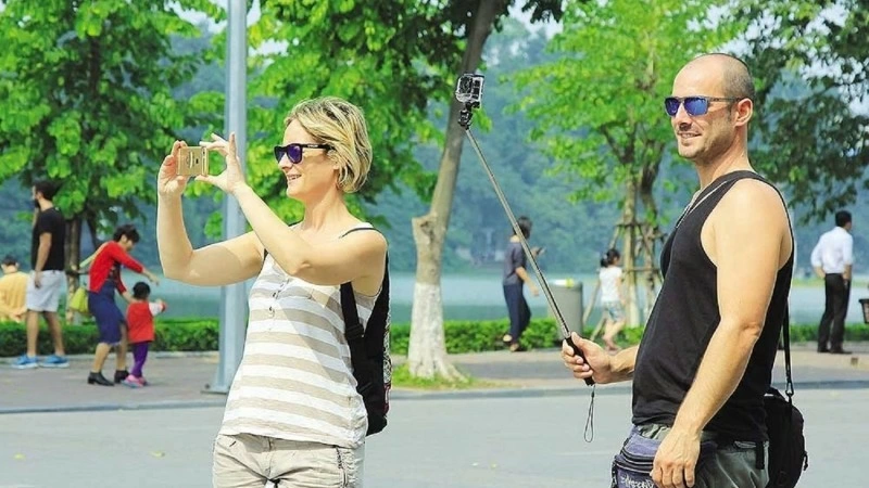 International visitors explore the beauty of Ha Noi Capital. (Photo: NDO)