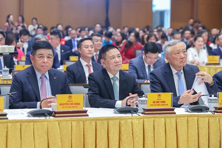 Phó Thủ tướng Thường trực Chính phủ Nguyễn Hòa Bình, các Phó Thủ tướng Nguyễn Chí Dũng, Hồ Đức Phớc dự buổi gặp mặt - Ảnh: VGP/Nhật Bắc