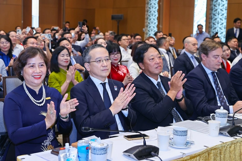 Đại diện các doanh nghiệp trong và ngoài nước dự và phát biểu tại buổi gặp mặt - Ảnh: VGP/Nhật Bắc