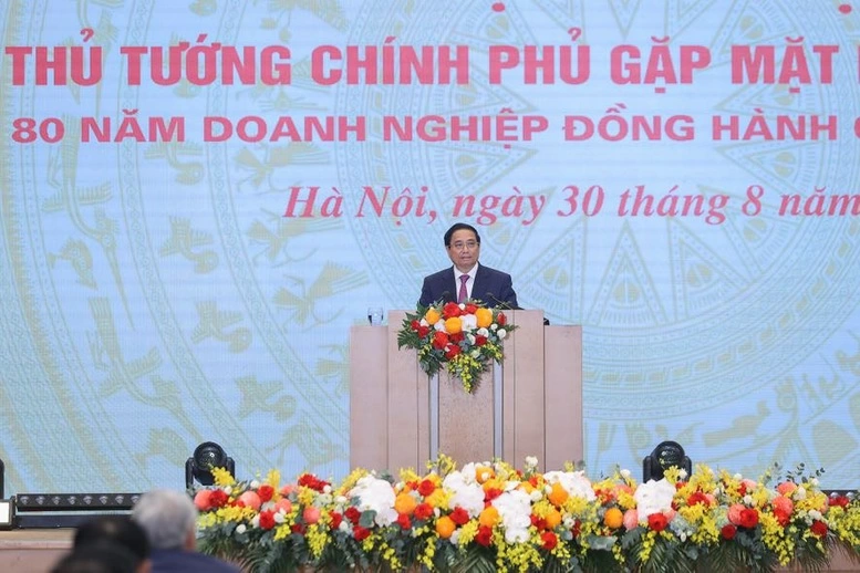 Thủ tướng gửi tới cộng đồng doanh nghiệp, doanh nhân 3 thông điệp quan trọng và đề nghị cộng đồng doanh nghiệp, doanh nhân đồng hành cùng Chính phủ, các bộ, ngành, địa phương đẩy mạnh thực hiện 3 đột phá chiến lược theo hướng thể chế thông thoáng - hạ tầng thông suốt – doanh nhân thông minh - Ảnh: VGP/Nhật Bắc