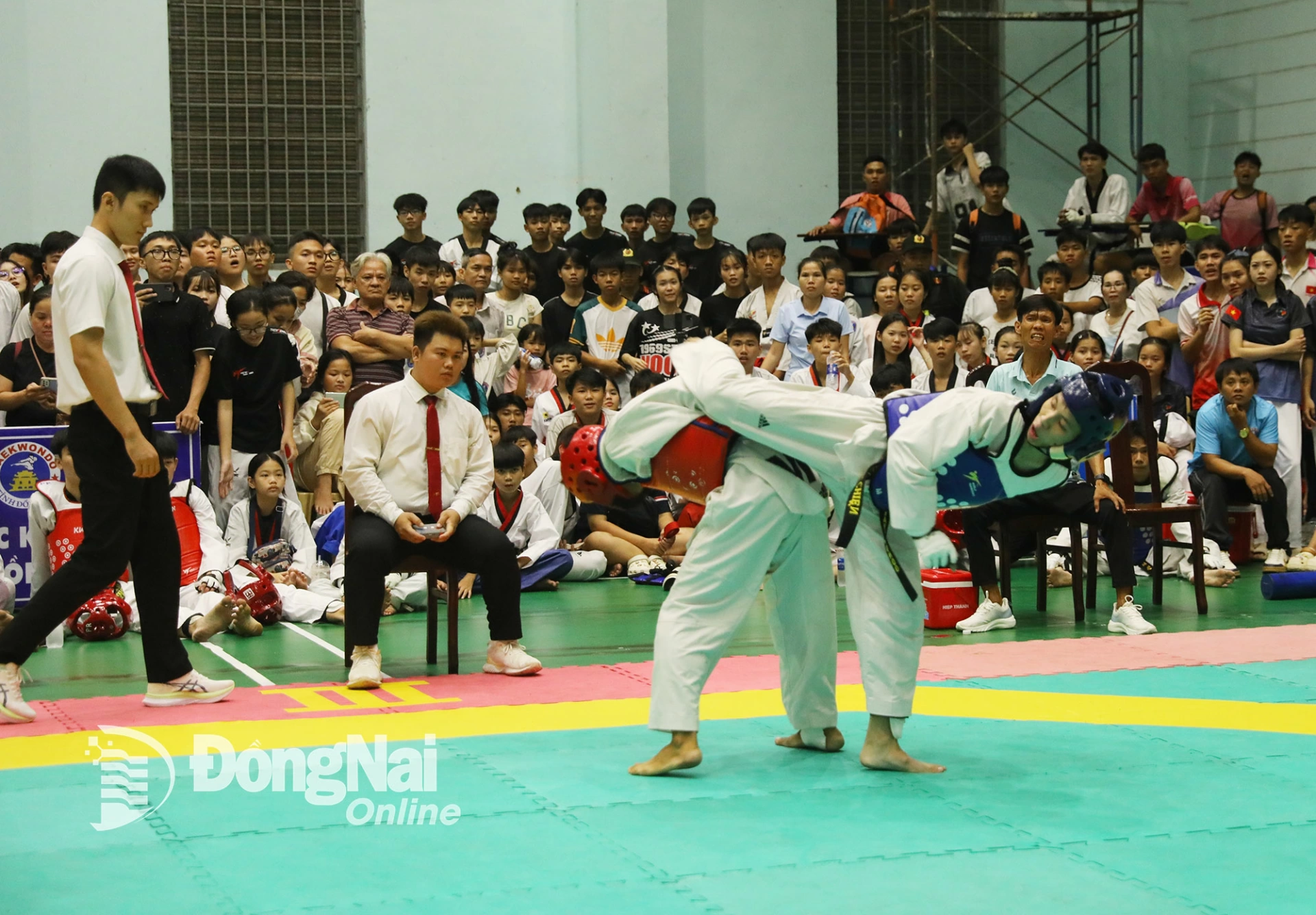 Các vận động viên thi đấu đối kháng sau lễ khai mạc giải. Ảnh: Huy Anh