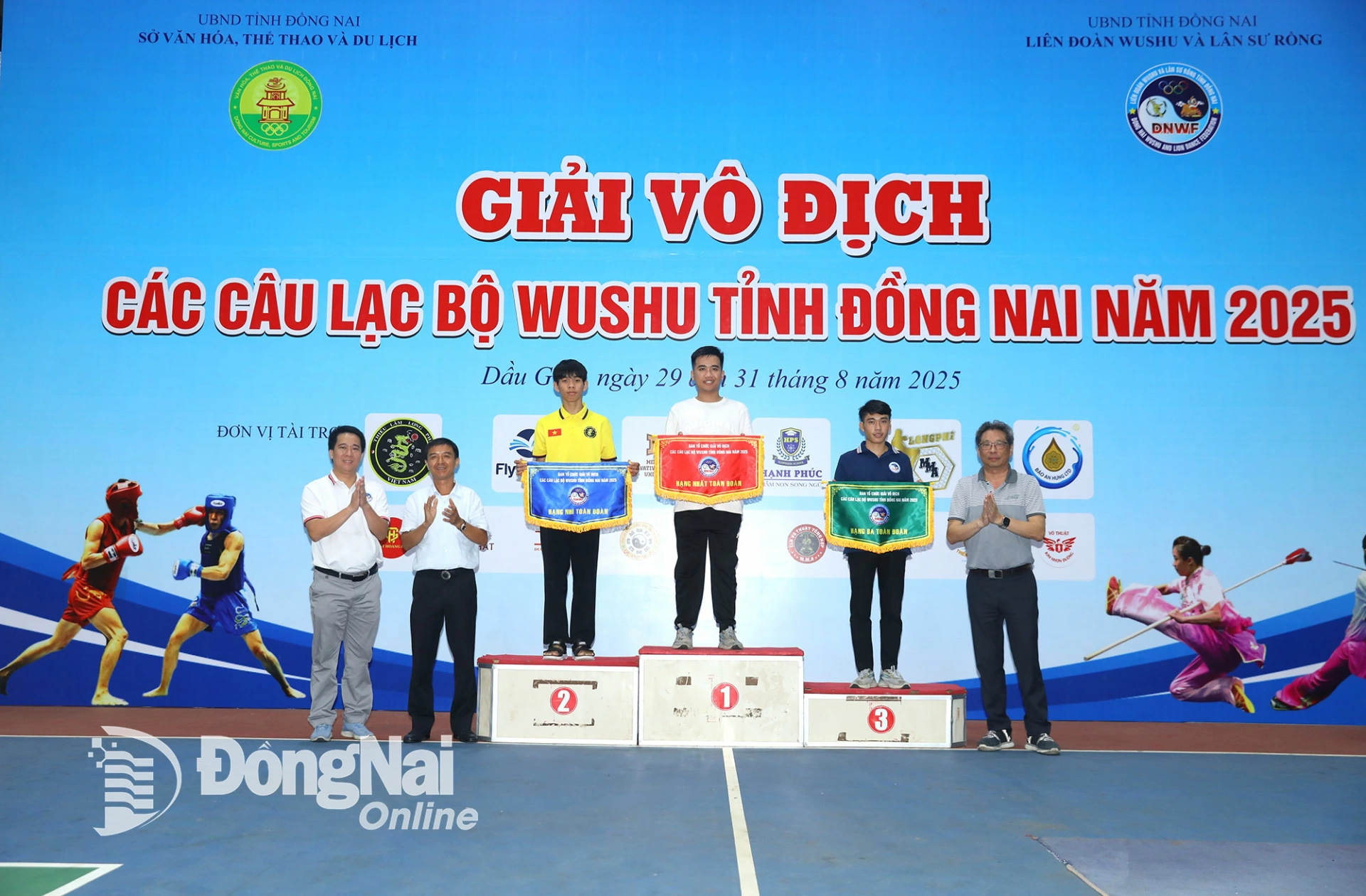 Ban tổ chức trao cờ cho 3 câu lạc bộ dẫn đầu toàn đoàn. Ảnh: Huy Anh