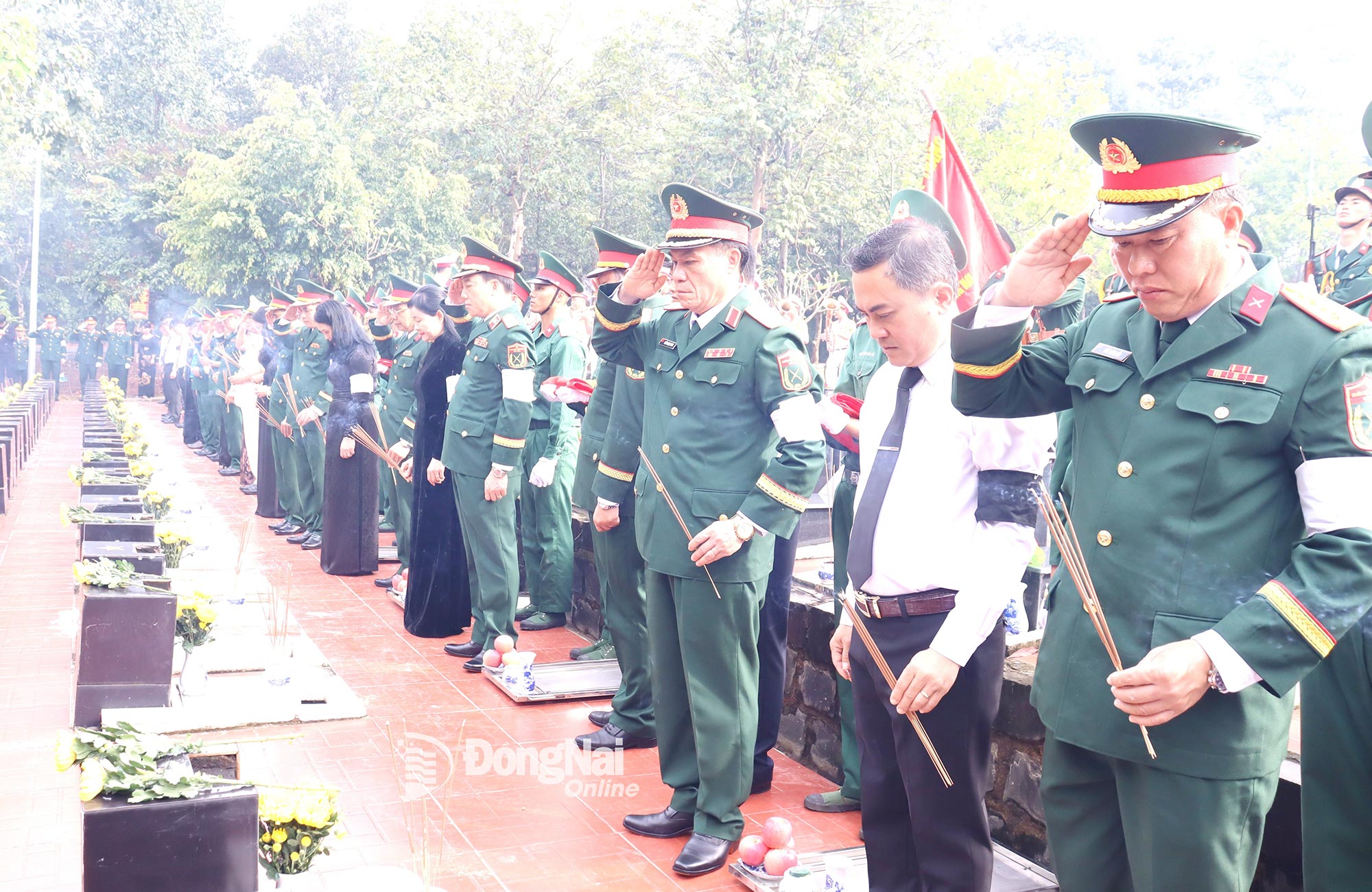 Lãnh đạo tỉnh Đồng Nai, Quân khu 7 và các đại biểu thực hiện nghi thức an táng hài cốt các liệt sĩ.
