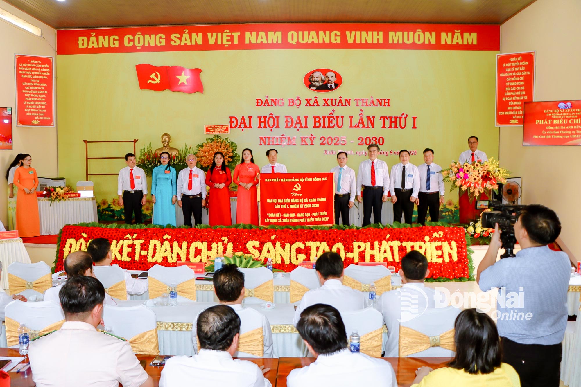 Ha Anh Dung, Member of the Standing Committee of the Provincial Party Committee and Permanent Vice President of the Viet Nam Fatherland Front Committee of Dong Nai Province, presents a banner from the Executive Committee of the Provincial Party Committee to the Congress. Photo: Ngoc Hoang