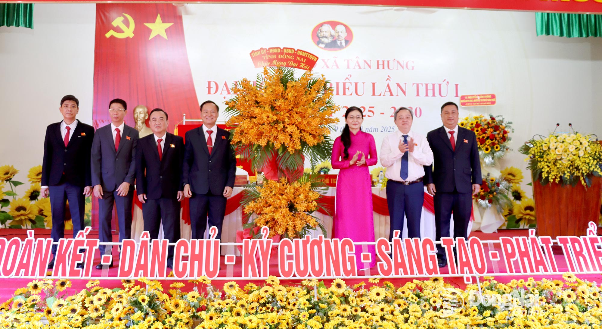 Alternate member of the Party Central Committee, Standing Deputy Secretary of the Provincial Party Committee, and Chairwoman of the Dong Nai Provincial People’s Council Ton Ngoc Hanh presents a flower bouquet to congratulate the congress. Photo: Trung Quang