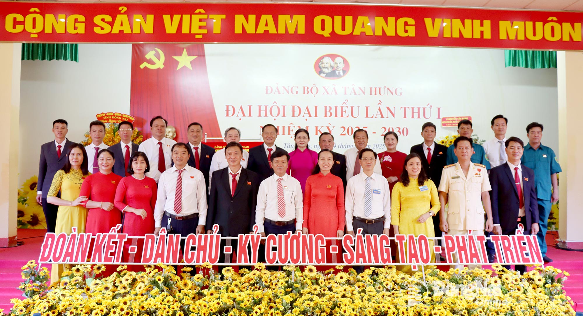 Leaders of Dong Nai Province and former leaders of the former Binh Phuoc Province take photos with the Executive Committee of the Tan Hung Commune Party Committee at the congress. Photo: Trung Quang