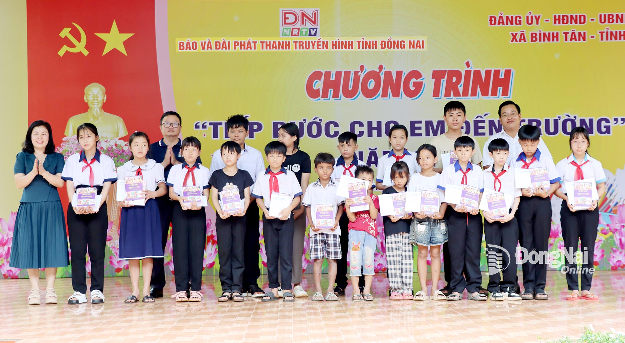 Đại diện Báo và Phát thanh, Truyền hình Đồng Nai cùng lãnh đạo xã Bình Tân trao quà cho các em có hoàn cảnh khó khăn trên địa bàn. Ảnh: Thanh Mảng