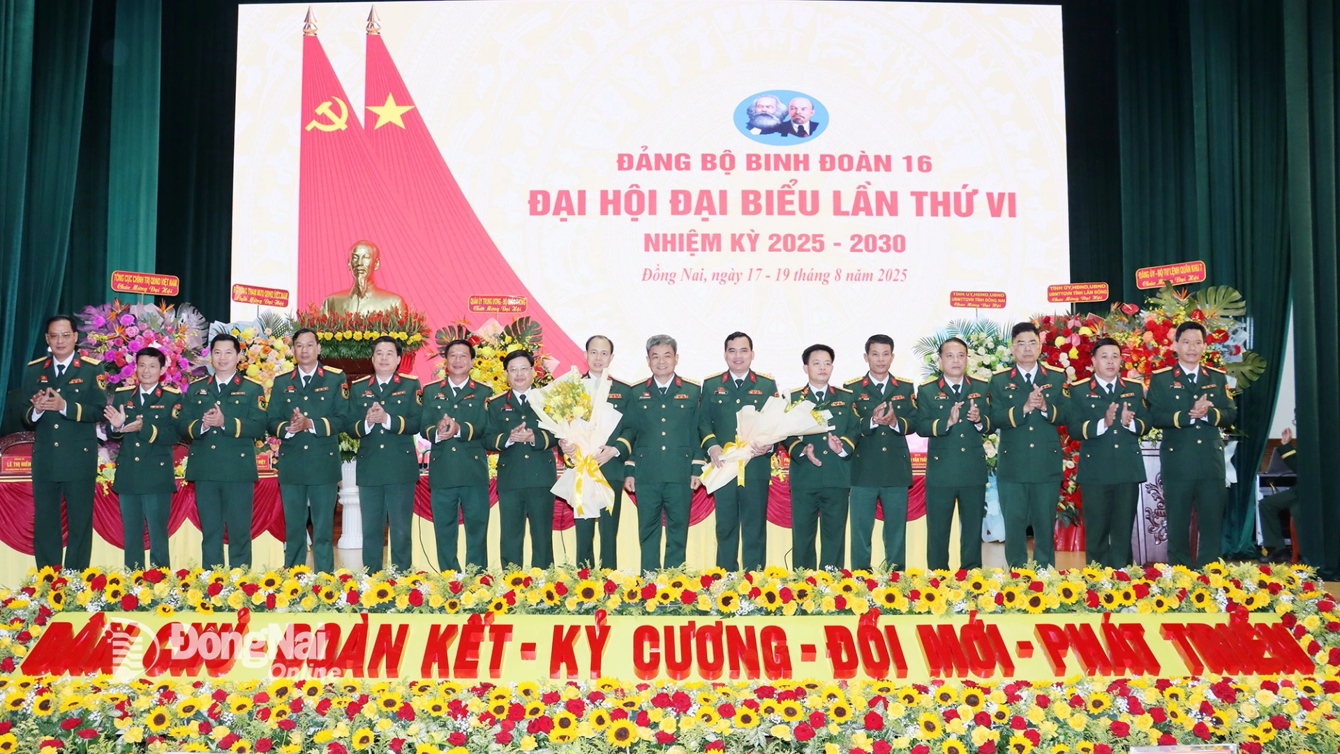 Ban Chấp hành Đảng bộ Binh đoàn khóa VI và Đoàn đại biểu tham dự Đại hội Đảng bộ Quân đội lần thứ XII ra mắt đại hội. Ảnh: Như Nam