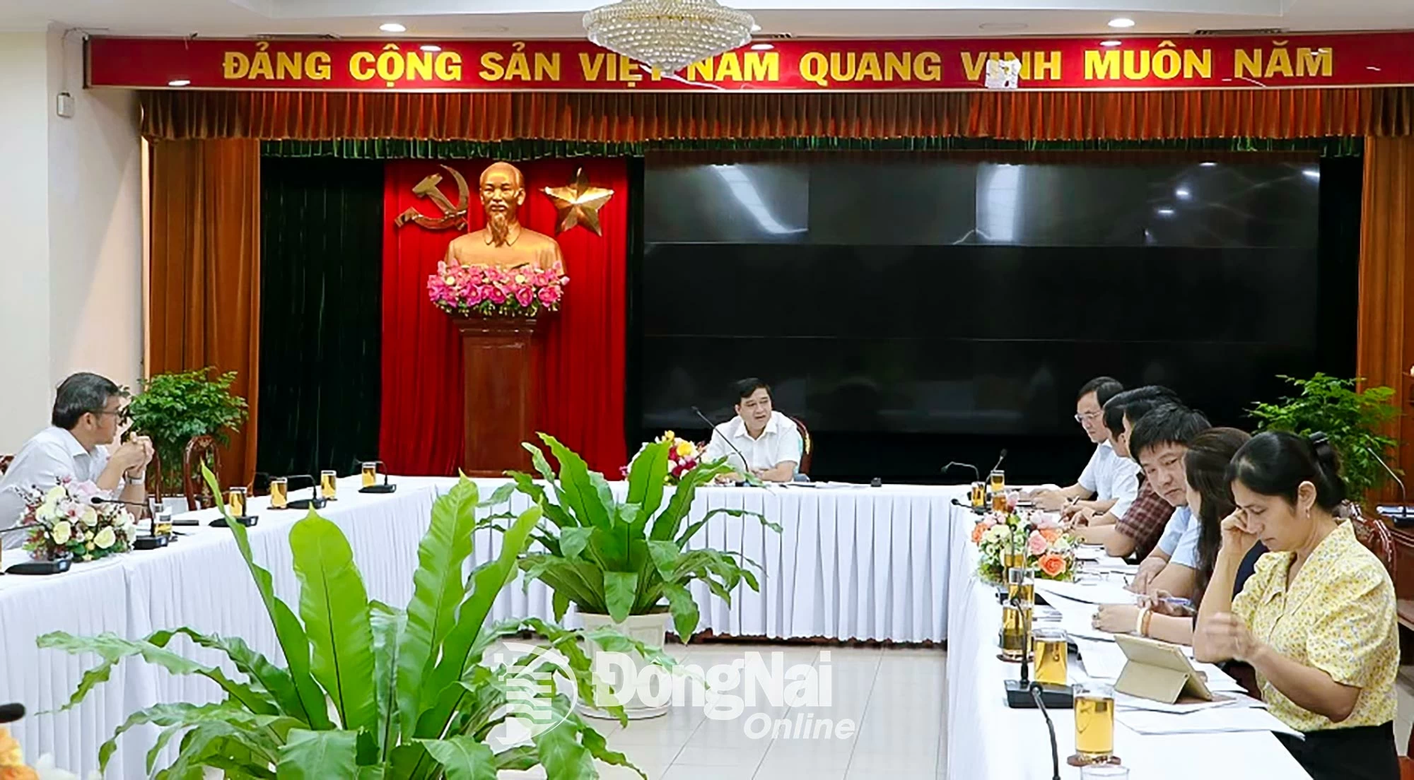 Member of the Provincial Party Committee and Vice Chairman of Dong Nai Provincial Peoples Committee Ho Van Ha chairs the working session. Photo: Pham Tung

