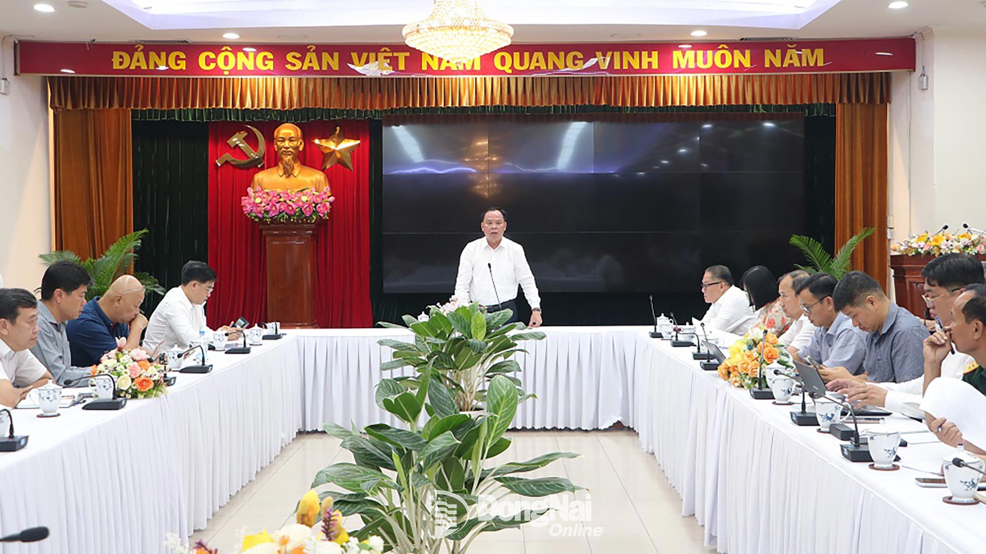 Deputy Secretary of the Provincial Party Committee, Chairman of the Dong Nai Provincial Peoples Committee Vo Tan Duc delivers the concluding remarks at the meeting. Photo: Pham Tung

