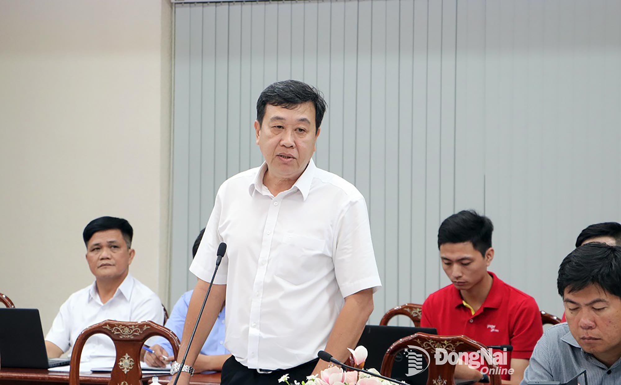Deputy Editor-in-Chief of Dong Nai Newspaper and Radio and Television Hoang Binh Long speaks at the working session. Photo: Pham Tung

