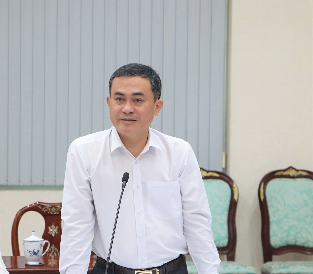 Member of the Standing Committee of the Provincial Party Committee, Vice Chairman of the Provincial Peoples Committee Le Truong Son speaks at the meeting. Photo: Pham Tung

