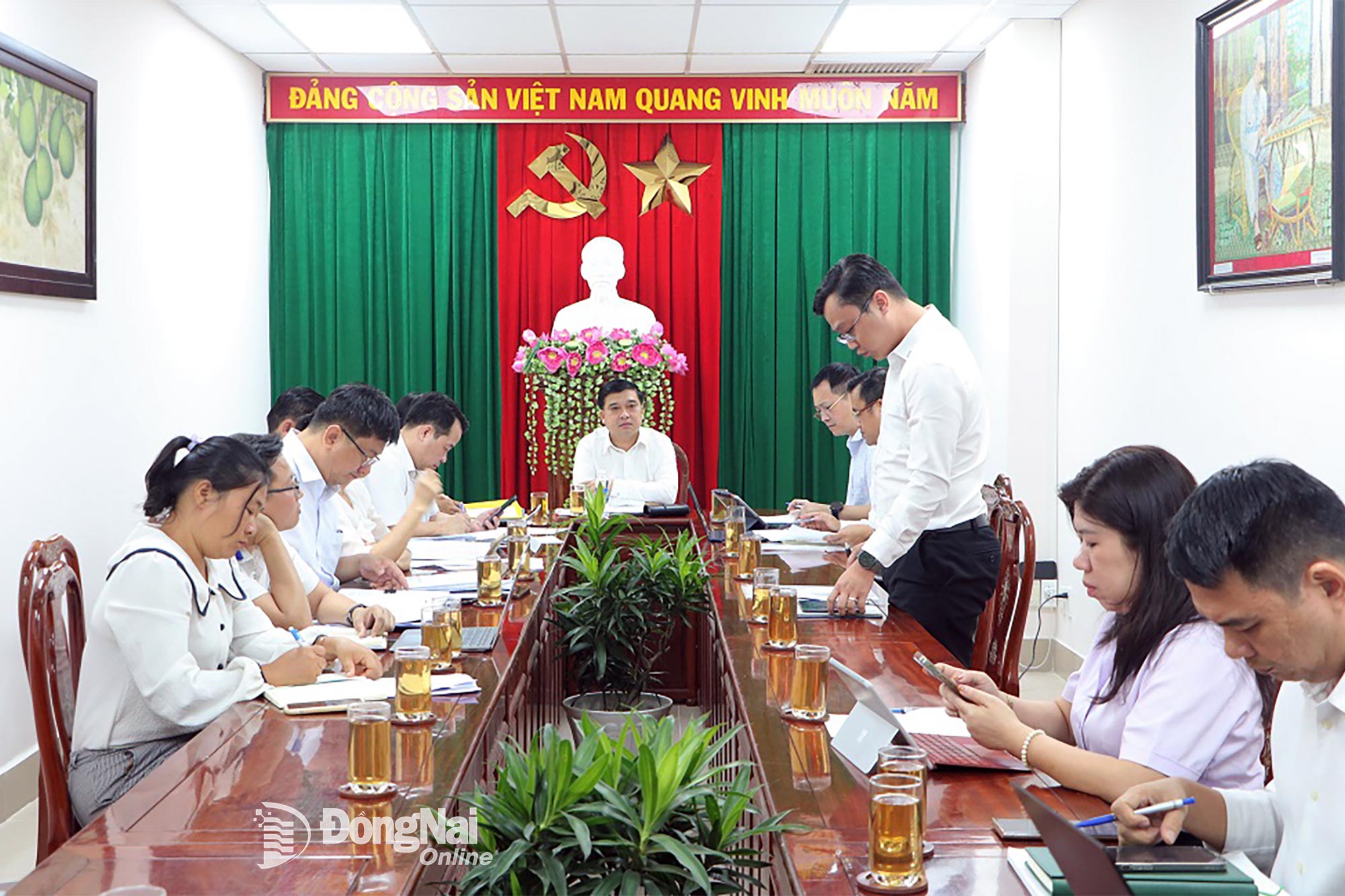 Representative of Airports Corporation of Vietnam reports at the meeting. Photo: Pham Tung