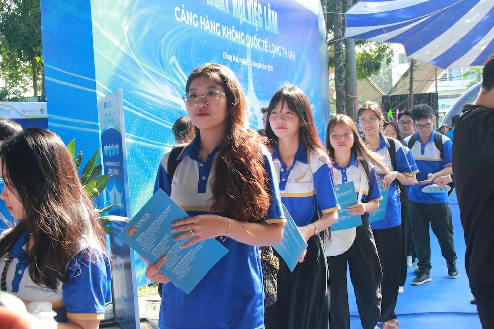 Sinh viên đến tìm hiểu các vị trí việc làm tại ngày hội việc làm. Ảnh: Nguyễn Hòa