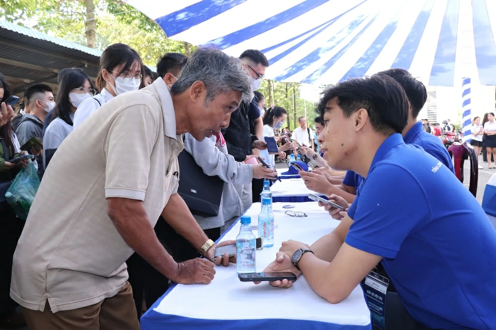 Người lao động đã đăng ký ứng tuyển online đến làm thủ tục check-in để vào tham gia ngày hội việc làm. Ảnh: Hải Yến