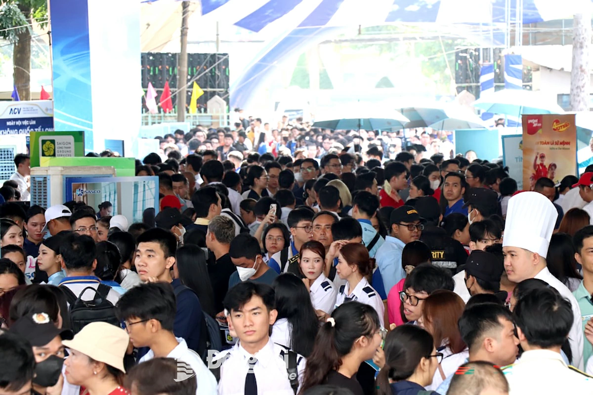 The Long Thanh International Airport Job Fair attracts the participation of more than 10,000 people. Photo: Yen Hoa.

