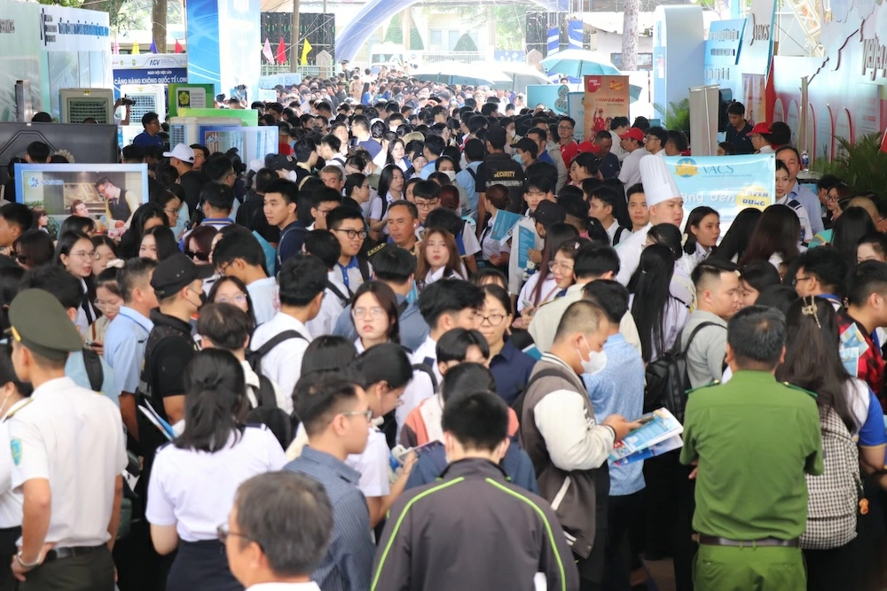 Theo Ban tổ chức, Ngày hội việc làm Cảng Hàng không quốc tế Long Thành đã thu hút hơn 10 ngàn người đến ứng tuyển. Ảnh: Hải Yến