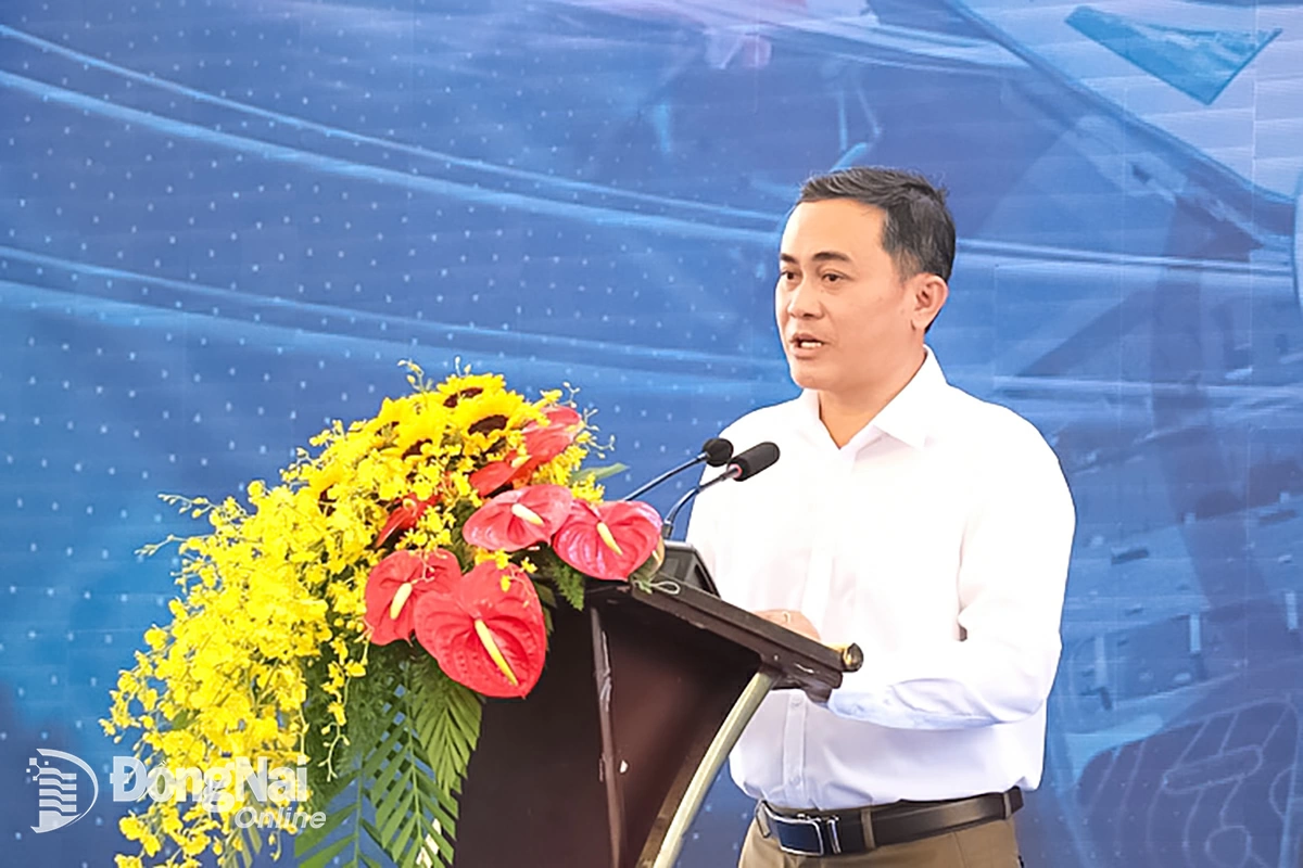 Member of the Provincial Standing Party Committee and Vice Chairman of the Dong Nai People’s Committee, Le Truong Son, delivers a speech at the Long Thanh International Airport Job Fair. Photo: Yen Hoa.


