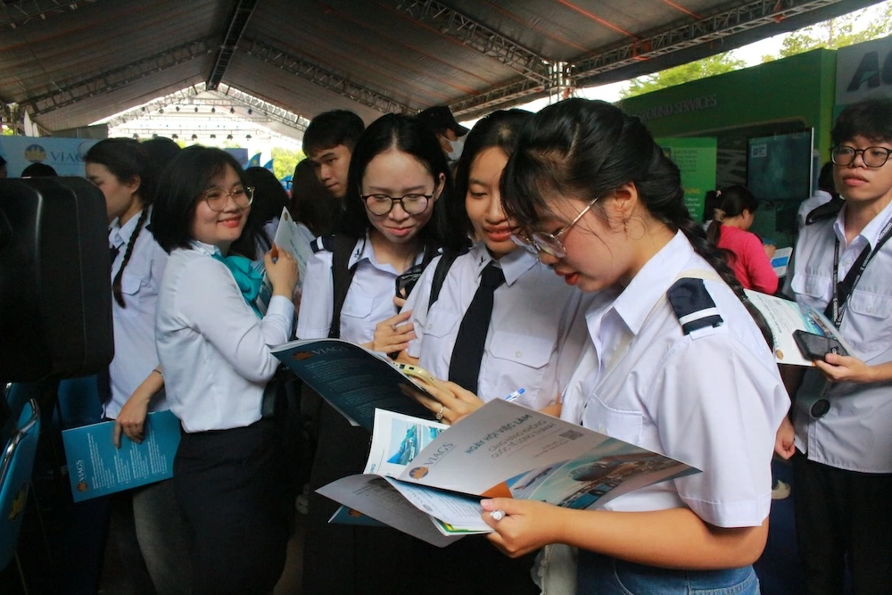 Sinh viên ngành hàng không đến tìm hiểu các vị trí việc làm tại ngày hội. Ảnh: Nguyễn Hòa