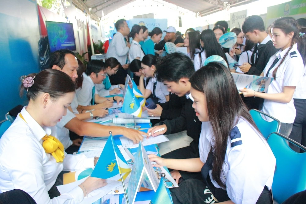 Đại diện các đơn vị, doanh nghiệp tư vấn các vị trí việc làm tại Cảng hàng không Quốc tế Long Thành cho học sinh, sinh viên. Ảnh: Nguyễn Hòa