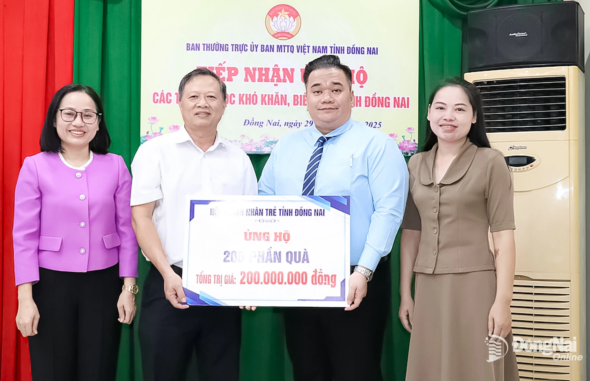 Đại diện Hội Doanh nhân trẻ tỉnh Đồng Nai trao bảng tượng trưng ủng hộ cho các trường vùng biên giới. Ảnh: Hải Yến
