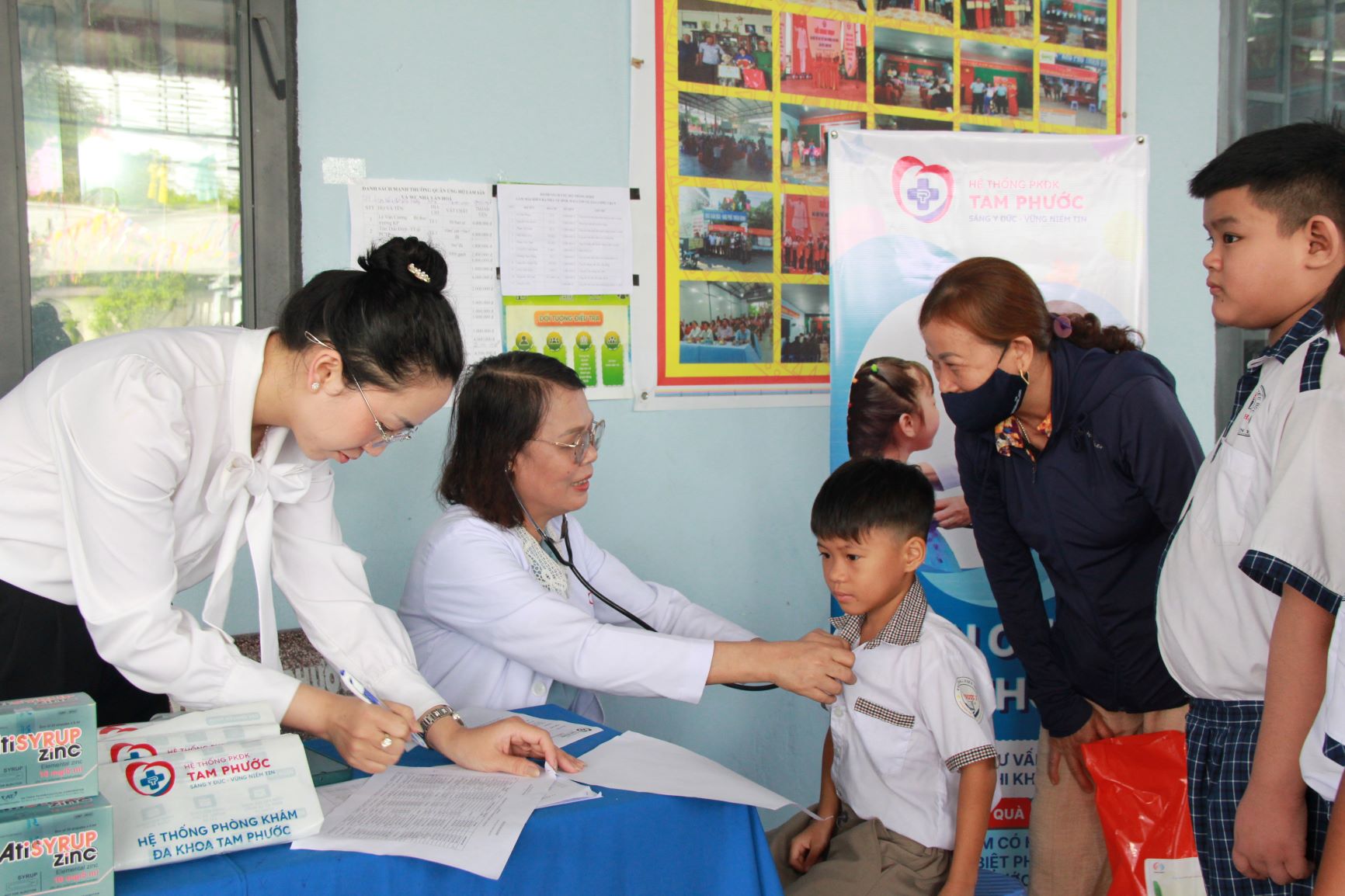 Bác sĩ thuộc Hệ thống phòng khám đa khoa Tam Phước khám bệnh cho các em thiếu nhi khuyết tật, bị ảnh hưởng bởi chất độc da cam trên địa bàn phường Tam Phước. Ảnh: Nga Sơn