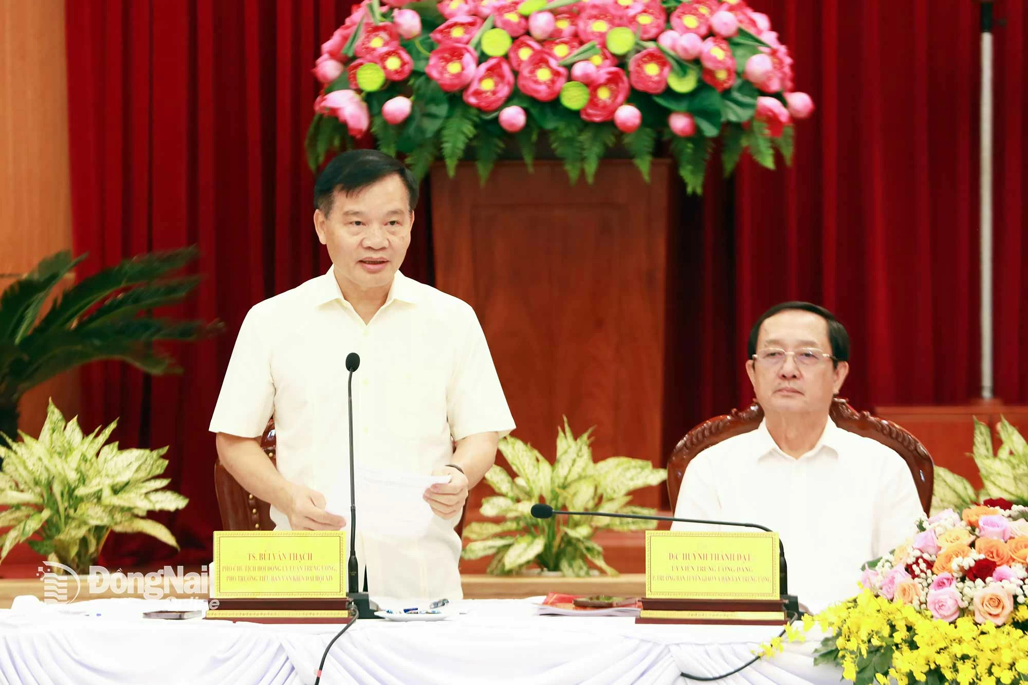 Tiến sĩ Bùi Văn Thạch, Phó Chủ tịch Hội đồng Lý luận Trung ương, Phó trưởng Tiểu ban Văn kiện Đại hội XIV, trình bày tham luận tại hội thảo. Ảnh: Huy Anh