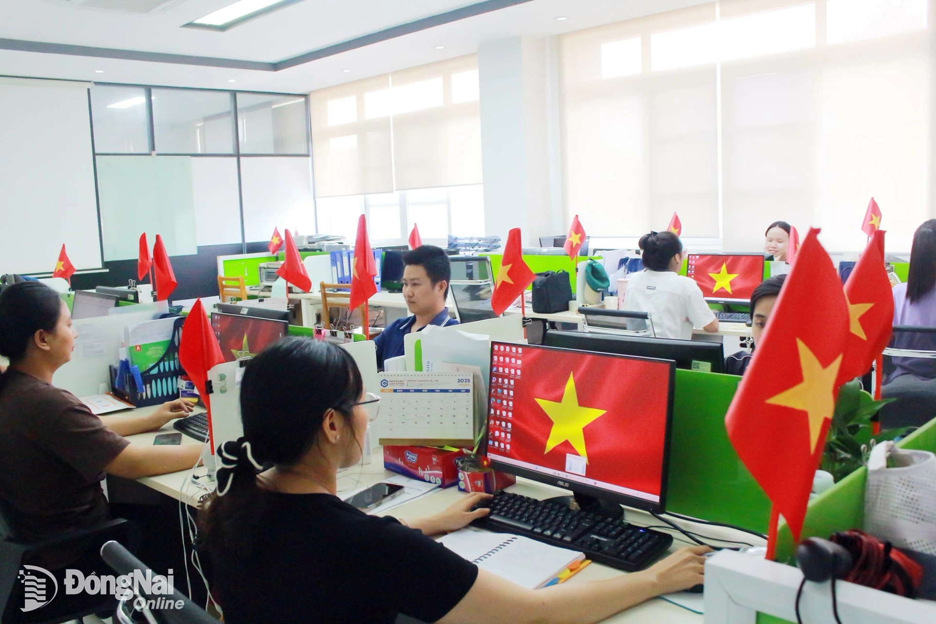 The company office is alive with a vibrant red atmosphere. Photo: N.Hoa